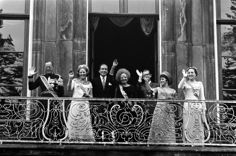 Op balkon Paleis Lange Voorhout prins Bernhard, prinses Beatrix, prins Claus, k, Bestanddeelnr 920-7201