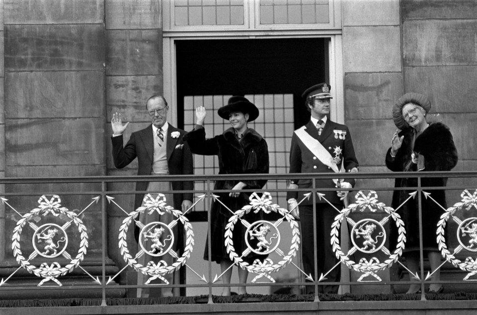 Op balkon vlnr koningin Sylvia, koning Carl Gustav en koningin Juliana, Bestanddeelnr 928-8496