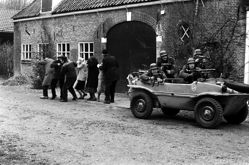 Oorlogswinter van Jan Terlouw verfilmd door de VARA mensen worden weggevoerd , Bestanddeelnr 927-8047