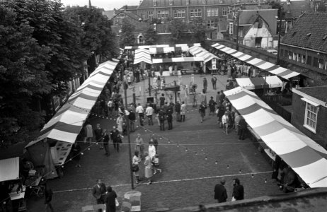 Op de binnenplaats van de Kloveniers- of Stadsdoelen te Haarlem heeft de schrijv, Bestanddeelnr 921-4194