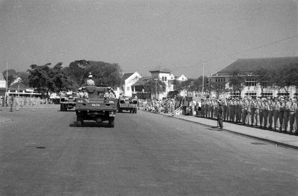 Op de Aloon-Aloon te Semarang droeg gen.maj. J.K. Meyer het commando van de B-Di, Bestanddeelnr 579