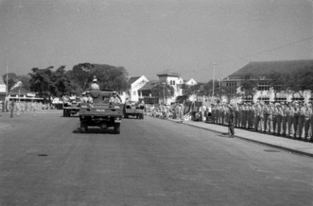 Op de Aloon-Aloon te Semarang droeg gen.maj. J.K. Meyer het commando van de B-Di, Bestanddeelnr 579
