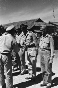 Op een vliegveld schudt generaal Kruls de de hand van een luitenant-kolonel, Bestanddeelnr 5035