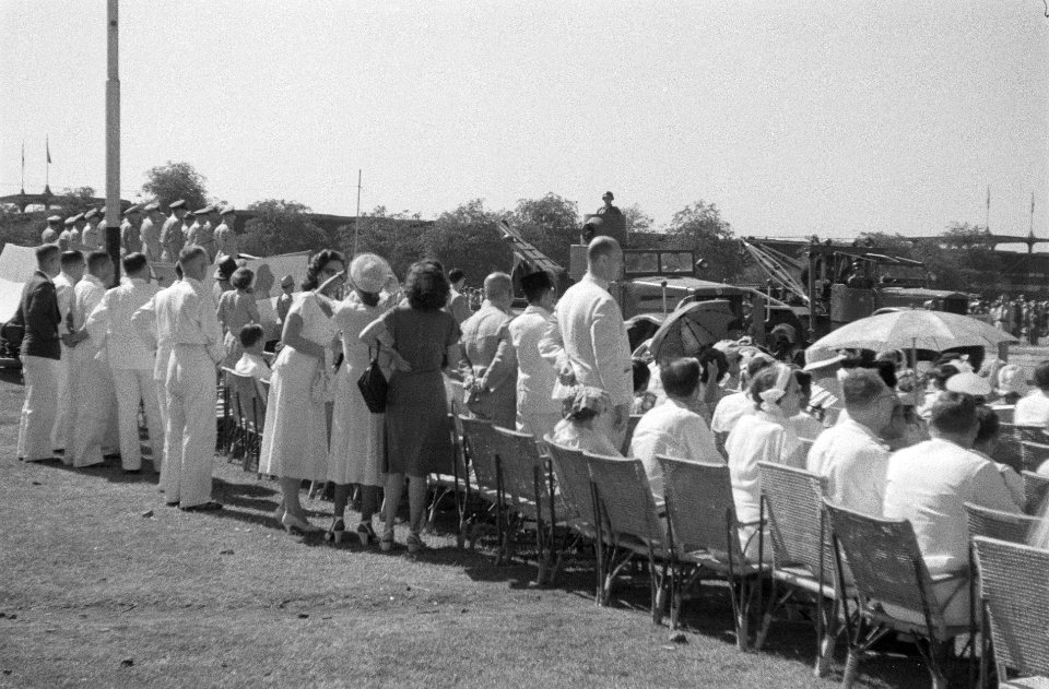 Op de Aloon-Aloon te Semarang droeg gen.maj. J.K. Meyer het commando van de B-Di, Bestanddeelnr 580