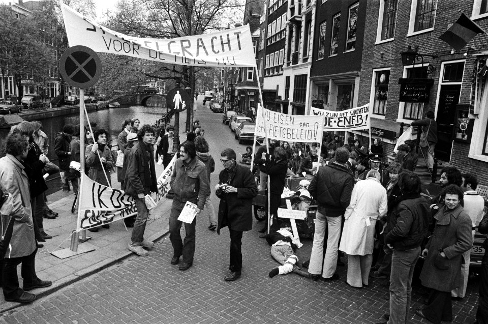 Op een spandoek staat Spiegelgracht voor de fiets nu, Bestanddeelnr 930-2559