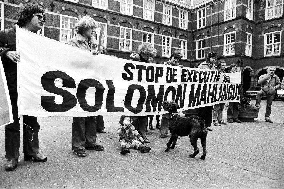 Op een spandoek staat te lezen Stop de executie van Solomon Mahlangu, Bestanddeelnr 930-2025