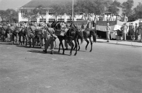 Op de Aloon-Aloon te Semarang droeg gen.maj. J.K. Meyer het commando van de B-Di, Bestanddeelnr 590