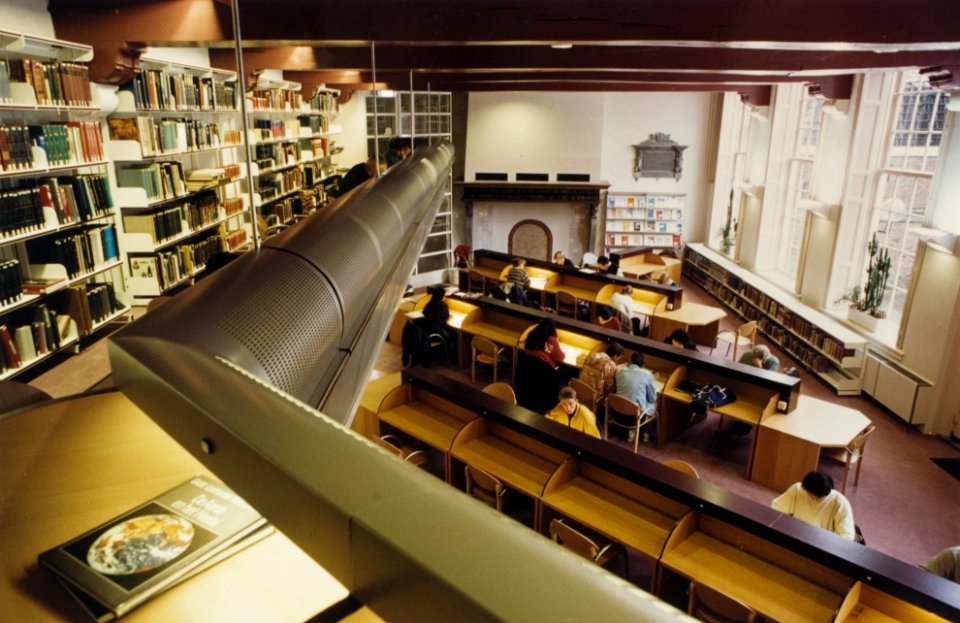 Op de begane grond is de oude studiezaal voorzien van een tussenverdieping, zodat extra ruimte ontstond om stoelen en tafels neer te zetten. Aangekocht in 1996 van United Photos de Boer bv. , NL-HlmNHA 54036150