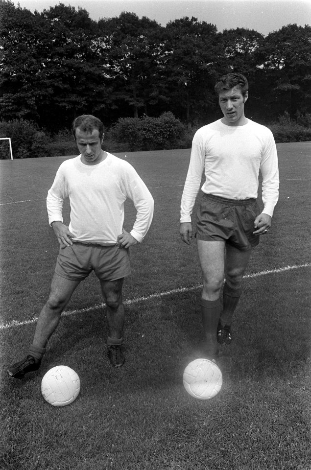 Op het trainingsveld, links Frans Bouwmeester, rechts Aad Mansveld (voor het eer, Bestanddeelnr 921-5714