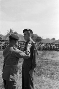 Op het terrein van de pantsertroepen te Bandoeng is de Bronzen Leeuw aan korpor, Bestanddeelnr 266-1-3