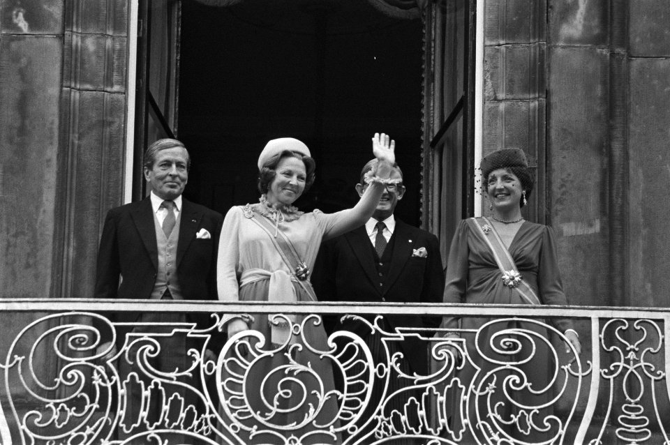 Op het balkon van Paleis Lange Voorhout van links naar rechts Prins Claus, konin, Bestanddeelnr 931-6842
