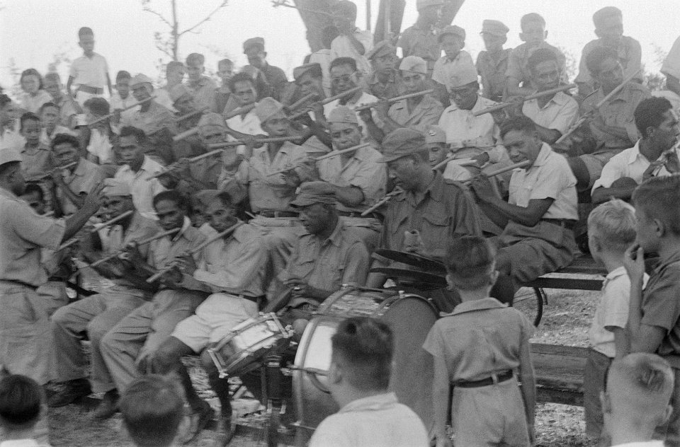 Op het Vios-terrein te Batavia zijn ter gelegenheid van den verjaardag van H.M. , Bestanddeelnr 32-4-4