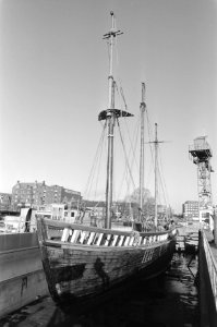 Op het Westerdok in de Amsterdamse haven wordt hard gewerkt aan de restauratie v, Bestanddeelnr 931-2074