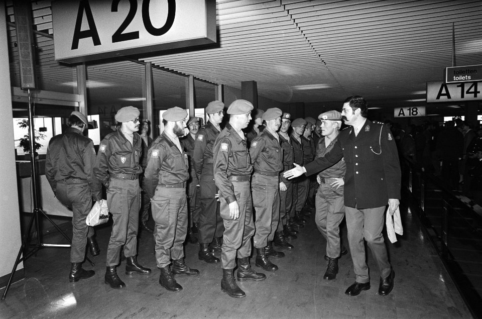 Op luchthaven Schiphol neemt een officier afscheid van de vertrekkende Dutchbat , Bestanddeelnr 930-1417