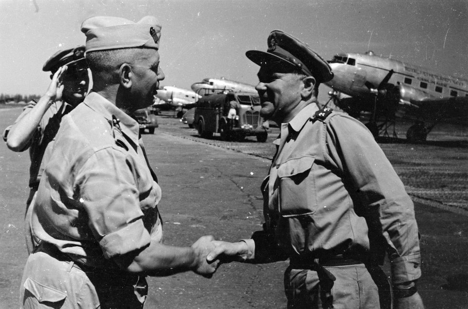 Op een vliegveld schudt generaal Kruls de hand van een kolonel der Mariniers, Bestanddeelnr 5031