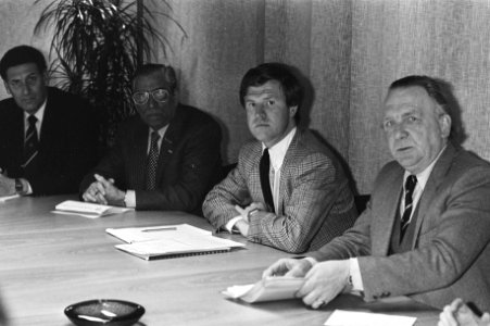 Op Ministerie CRM heeft Wallis de Vries vanmiddag met KNVB gesproken en externe , Bestanddeelnr 931-2209