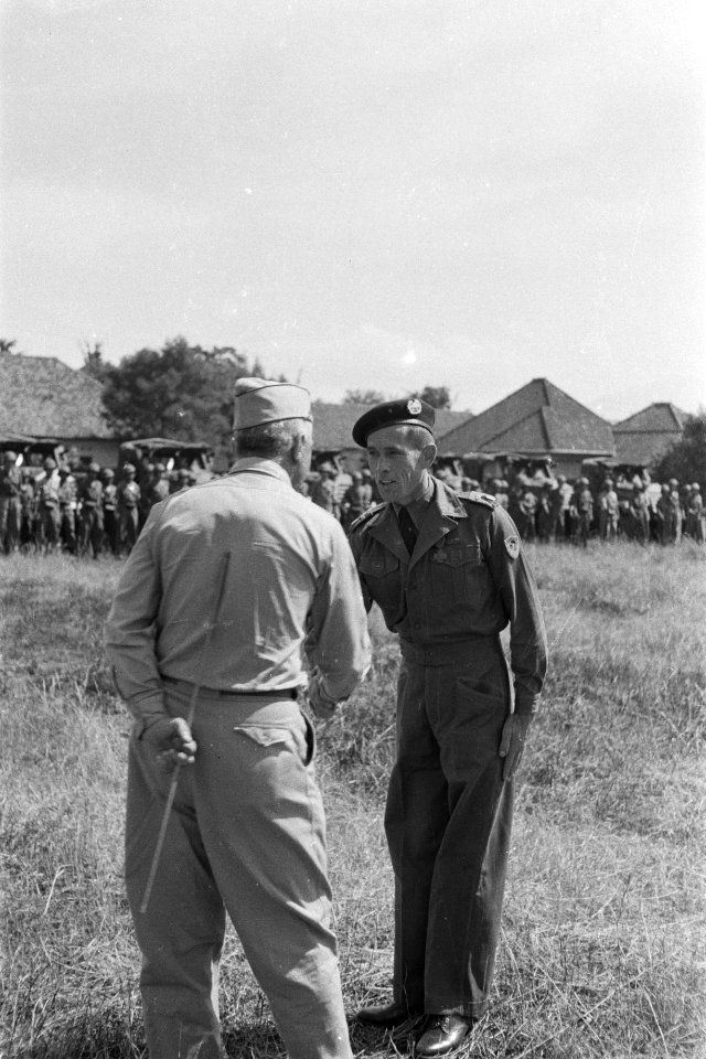 Op het terrein van de pantsertroepen te Bandoeng is de Bronzen Leeuw aan korpor, Bestanddeelnr 266-1-4