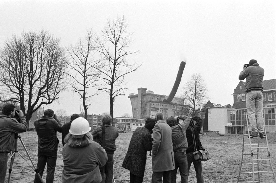 Op het terrein van het voormalige Wilhelmina Gasthuis zijn twee schoorstenen opg, Bestanddeelnr 933-2537