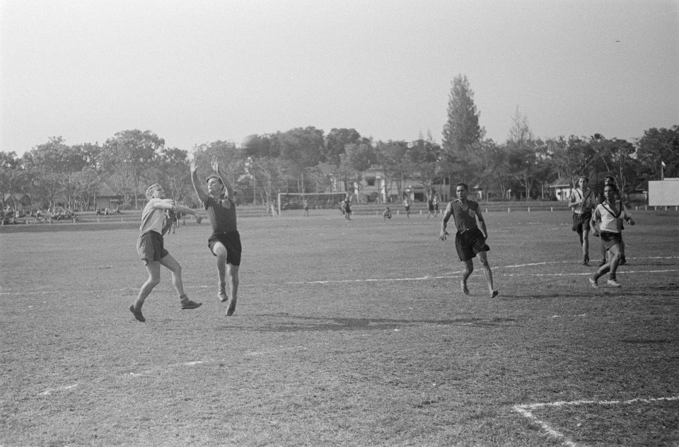 Op het Vios-terrein te Batavia zijn ter gelegenheid van den verjaardag van H.M. , Bestanddeelnr 32-4-2