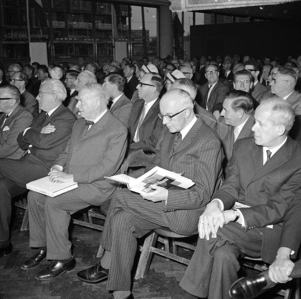 Op de voorgrond v.l.n.r. Van Walsum, prof. Oud, achter Van de Berg, mr. Van der , Bestanddeelnr 917-7867