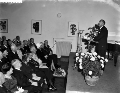 Op de voorste rij burgemeester Van Hall, koningin Juliana en prins Bertil, Bestanddeelnr 910-7256