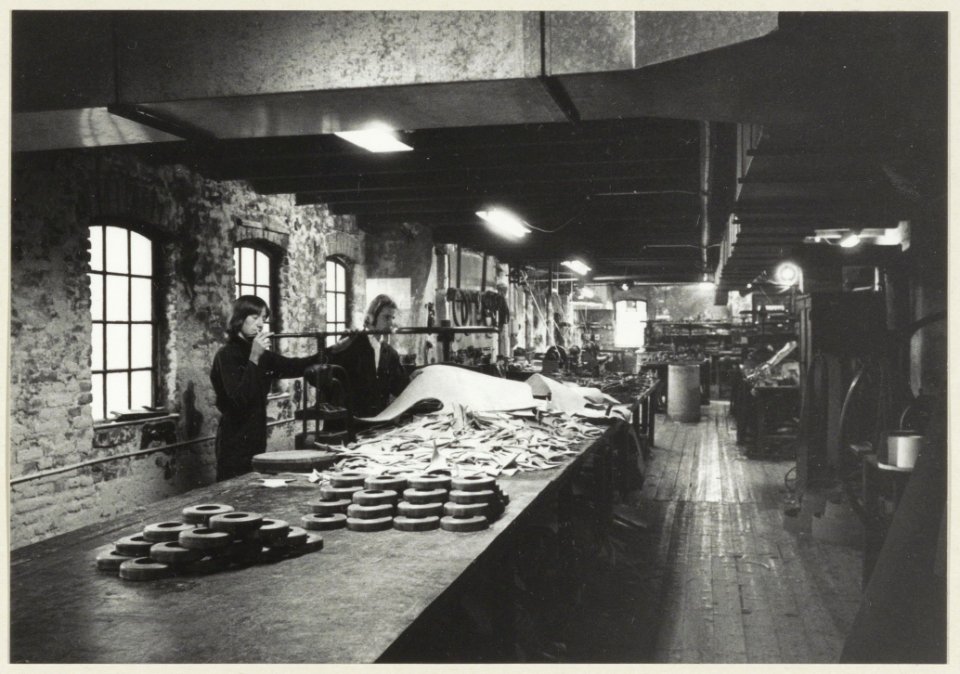 Op de werkvloer van drijfriemenfabriek Drost en zonen die 175 jaar bestaat. Harmenjansweg 83
