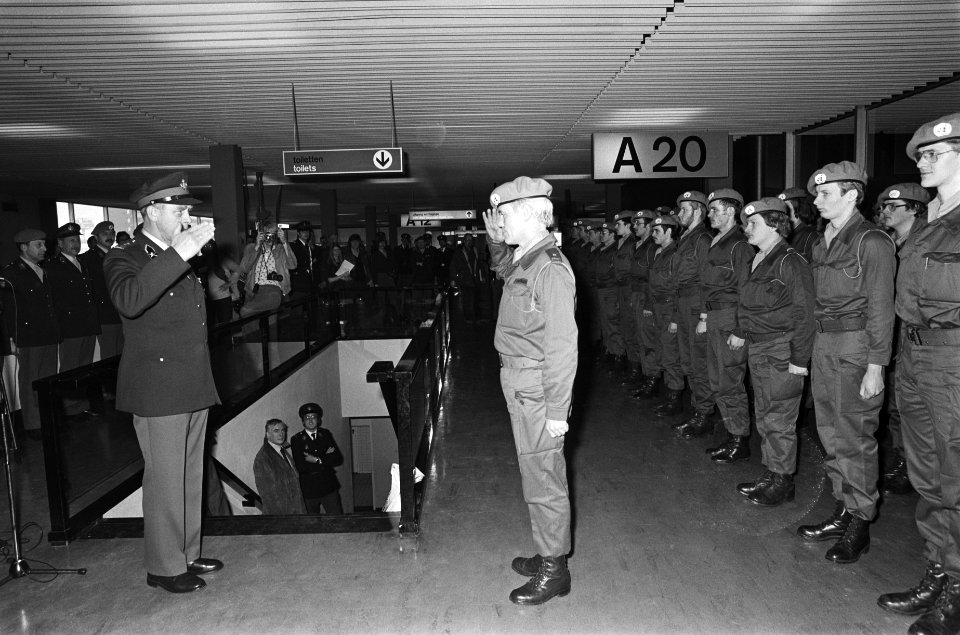 Op luchthaven Schiphol groet een officier de vertrekkende Dutchbat militairen, Bestanddeelnr 930-1418