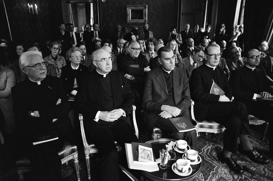 Op de voorgrond vertegenwoordigers van het Nederlandse episcopaat, Bestanddeelnr 930-1273
