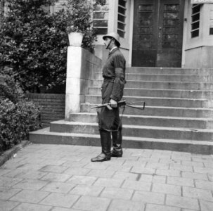 Oorlogsvrijwilligers melden zich aan in het gebouw aan het Museumplein, Bestanddeelnr 900-5798