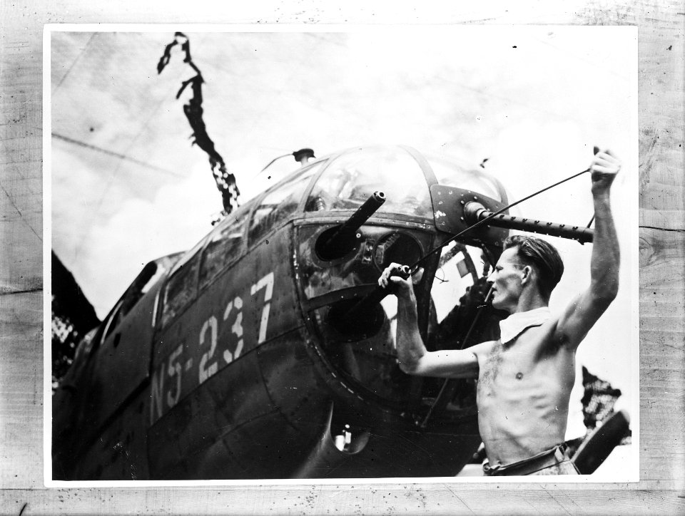 Op een Australische basis wordt een middelzware bommenwerper van de KNIL luchtma, Bestanddeelnr 934-9063