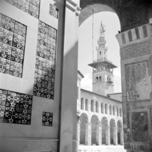 Omayaden moskee, de noordzijde van het voorplein met een minaret, Bestanddeelnr 255-5901