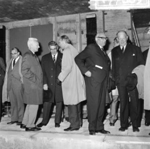 Op de voorgrond v.l.n.r. Van Walsum, prof. Oud, achter Van de Berg, mr. Van der…, Bestanddeelnr 917-7869
