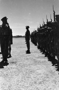 Op een vliegveld inspecteer generaal Kruls de erewacht, Bestanddeelnr 5034