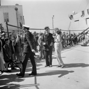 Op een kade van de haven van Haifa wachten achter dranghekken relaties van de …, Bestanddeelnr 255-1130