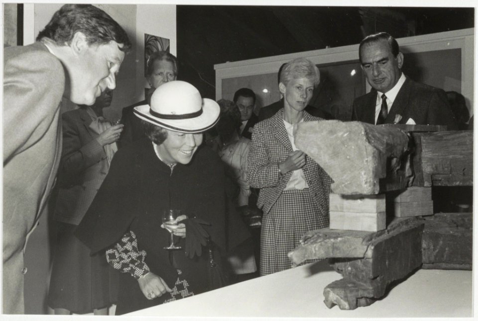 Op de zolder van de Vleeshal bekijkt Koningin Beatrix de expositie Bavo in Beeld. V.l.n.r. Directeur Snoep van het Frans Halsmuseum, Koningin Beatrix, Meta Prins,Rijksmonumentenzorg en de , NL-HlmNHA 54002622 1