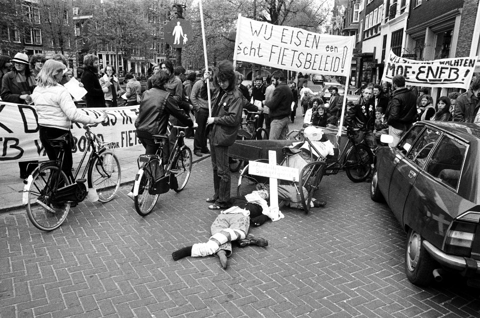 Op een spandoek staat WIJ EISEN een écht FIETSBELEID, Bestanddeelnr 930-2558