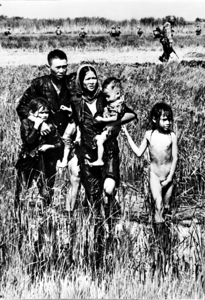 Oorlog Vietnam. Vluchtend gezin, Bestanddeelnr 923-0494