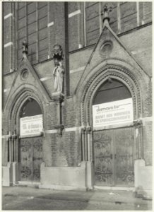 Onze Lieve Vrouw van de Heilige Rozenkrans en de Heilige Dominicuskerk of Spaarnekerk. Ingangsdeuren aan het Spaarne, ziende naar het noordoosten. NL-HlmNHA 54025672
