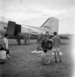 Op het vliegveld van Banjoemas wordt een Dakota uitgeladen, uit reserve-materiaa, Bestanddeelnr 11812
