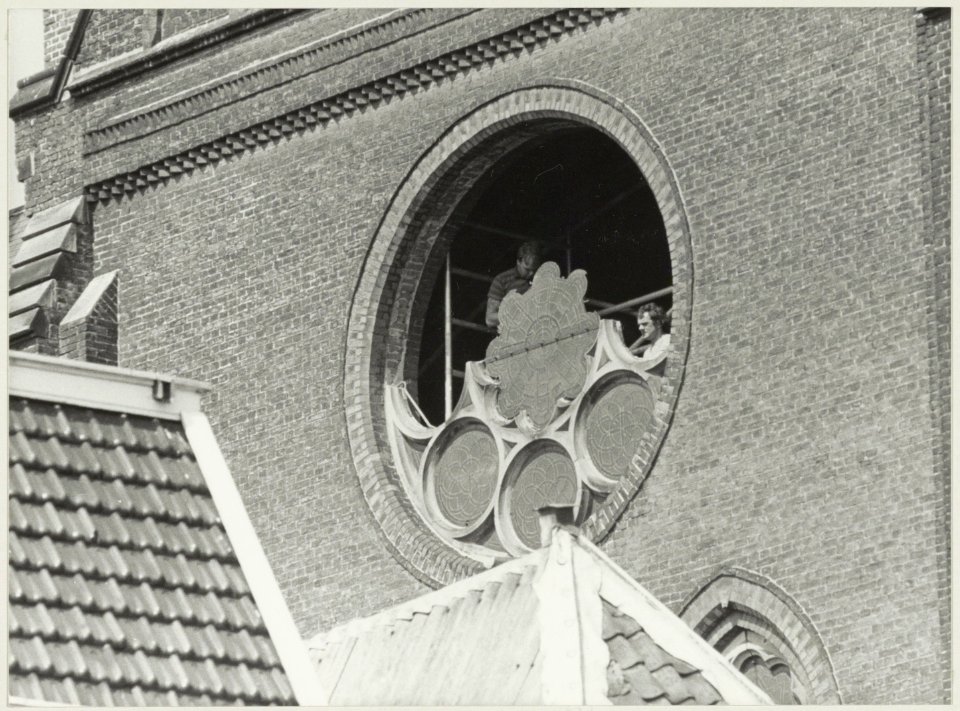 Onze Lieve Vrouw van de Heilige Rozenkrans en de Heilige Dominicuskerk of Spaarnekerk. Bouwvakkers verwijderen de glas-in-lood ramen dat gebeurt om vernieling te voorkomen, verklaren de Rij, NL-HlmNHA 54012324