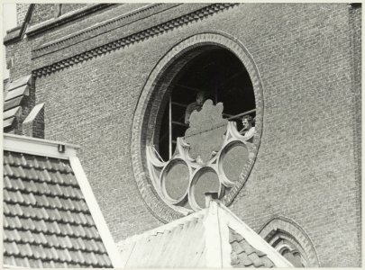 Onze Lieve Vrouw van de Heilige Rozenkrans en de Heilige Dominicuskerk of Spaarnekerk. Bouwvakkers verwijderen de glas-in-lood ramen dat gebeurt om vernieling te voorkomen, verklaren de Rij, NL-HlmNHA 54012324