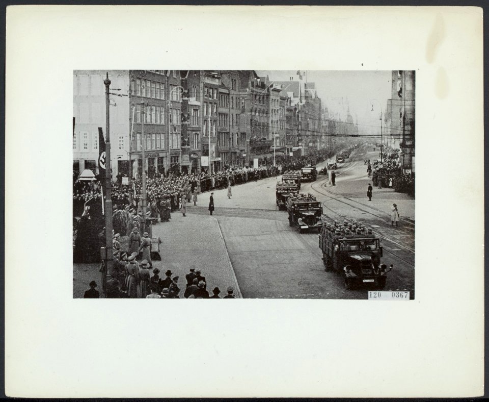 Oorlogen, parades, Damrak, Bestanddeelnr 120-0367