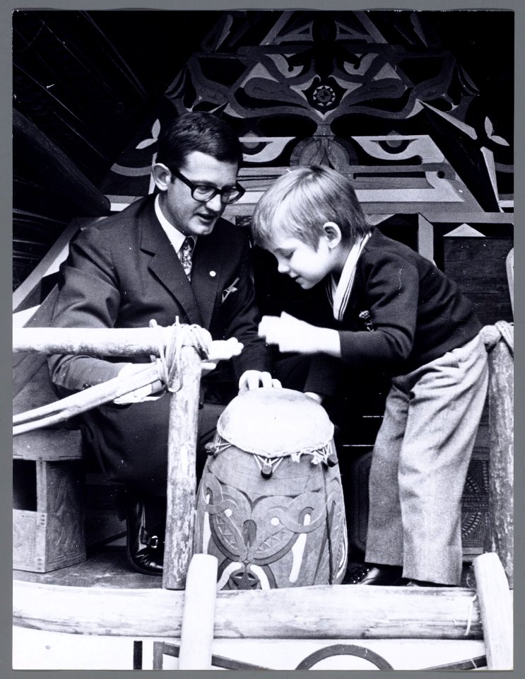 Op paleis Het Loo krijgt de 4 jaar geworden prins Maurits van de Nederlandse Koo, Bestanddeelnr 005-0623