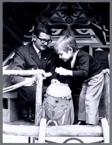Op paleis Het Loo krijgt de 4 jaar geworden prins Maurits van de Nederlandse Koo, Bestanddeelnr 005-0623