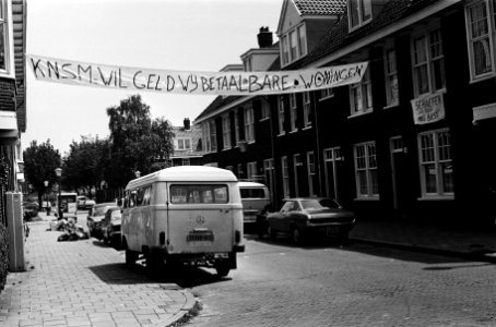 Op het spandoek KNSM wil geld - Wij betaalbare woningen, Bestanddeelnr 930-3100