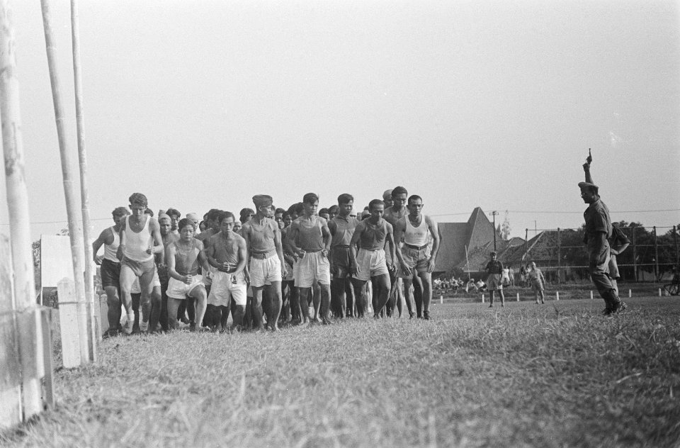 Op het Vios-terrein te Batavia zijn ter gelegenheid van den verjaardag van H.M. , Bestanddeelnr 32-4-6