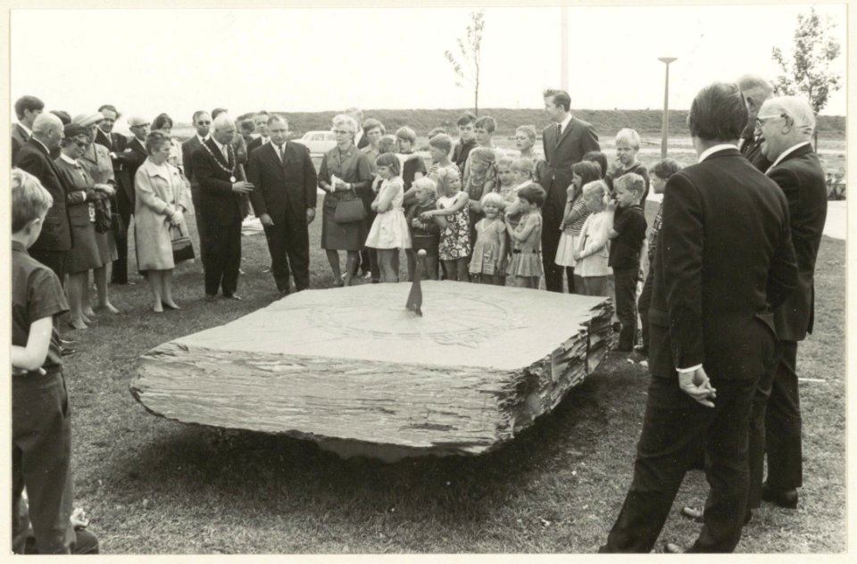 Op 27 mei 1969 vond in het bijzijn van vertegenwoordigers van de gemeentebesturen van Angers en Osnabrück de officiele aanbieding plaats van een zonnewijzer, een gezamelijk geschenk van de r, NL-HlmNHA 54003652