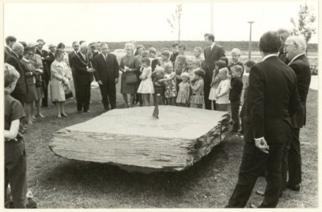 Op 27 mei 1969 vond in het bijzijn van vertegenwoordigers van de gemeentebesturen van Angers en Osnabrück de officiele aanbieding plaats van een zonnewijzer, een gezamelijk geschenk van de r, NL-HlmNHA 54003652