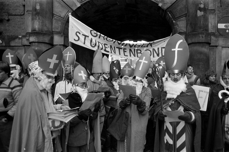 Op Binnenhof Den Haag hebben studenten toegangspoorten van het Binnenhof geblok…, Bestanddeelnr 931-1821