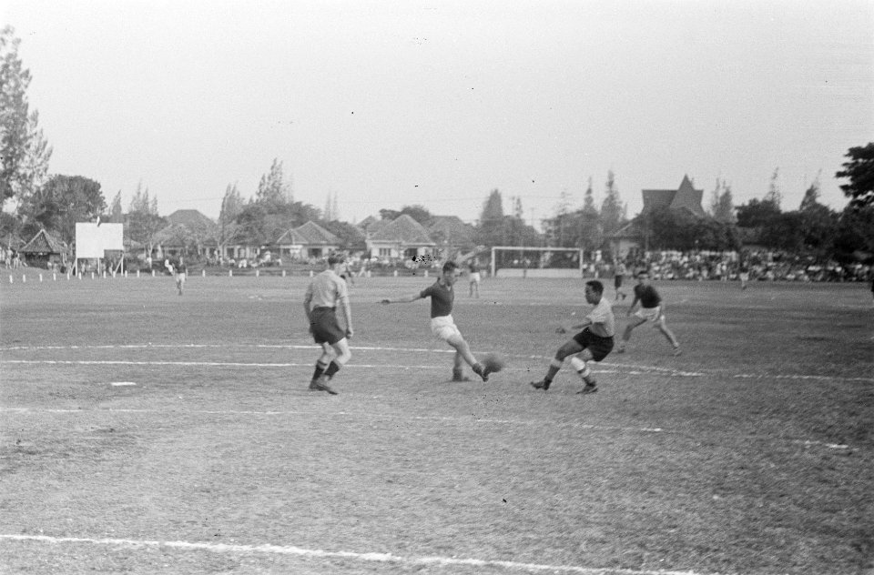 Op het Vios-terrein te Batavia zijn ter gelegenheid van den verjaardag van H.M. , Bestanddeelnr 32-5-6